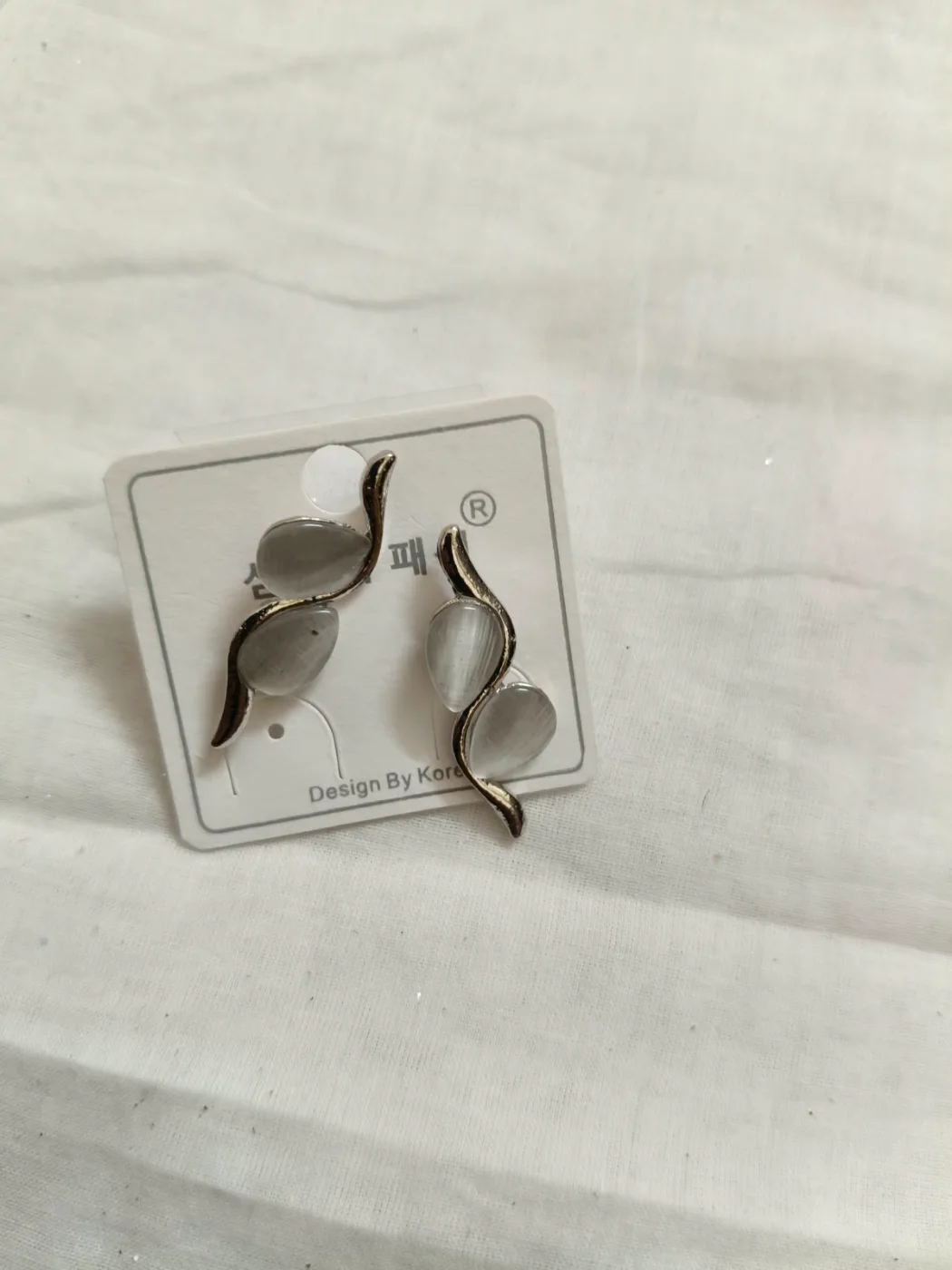 Kore Modern Wavy Design Grey Cat Eye Stone Drop Earrings for Women